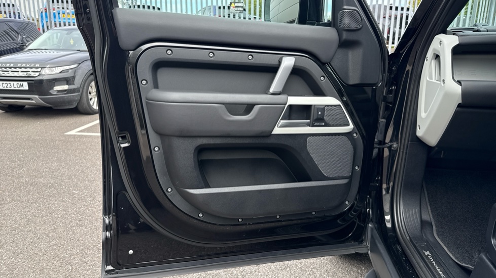 Land Rover Defender 3.0 D250 X-Dynamic HSE 110 5dr Auto Diesel Estate - Image 37