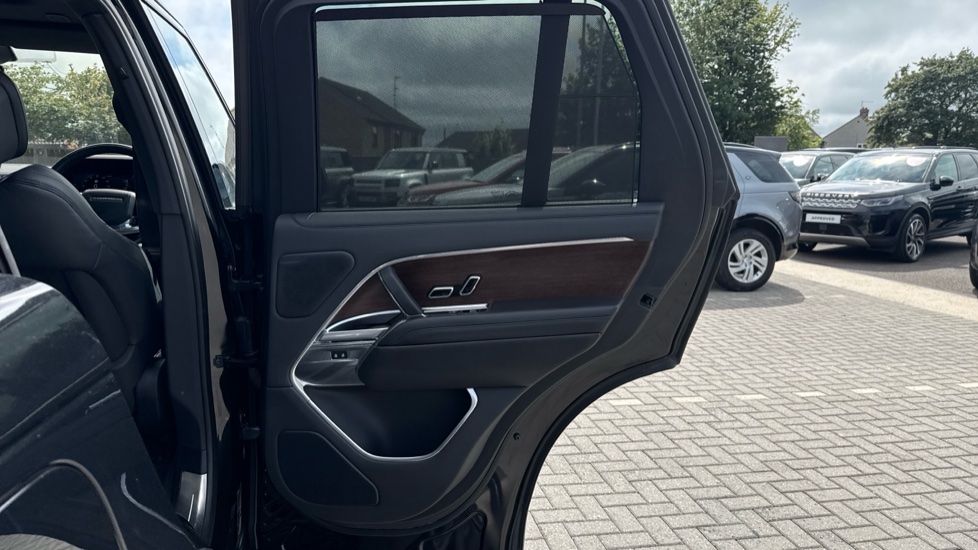 Land Rover Range Rover 3.0 D350 Autobiography 4dr Auto Diesel Estate - Image 36