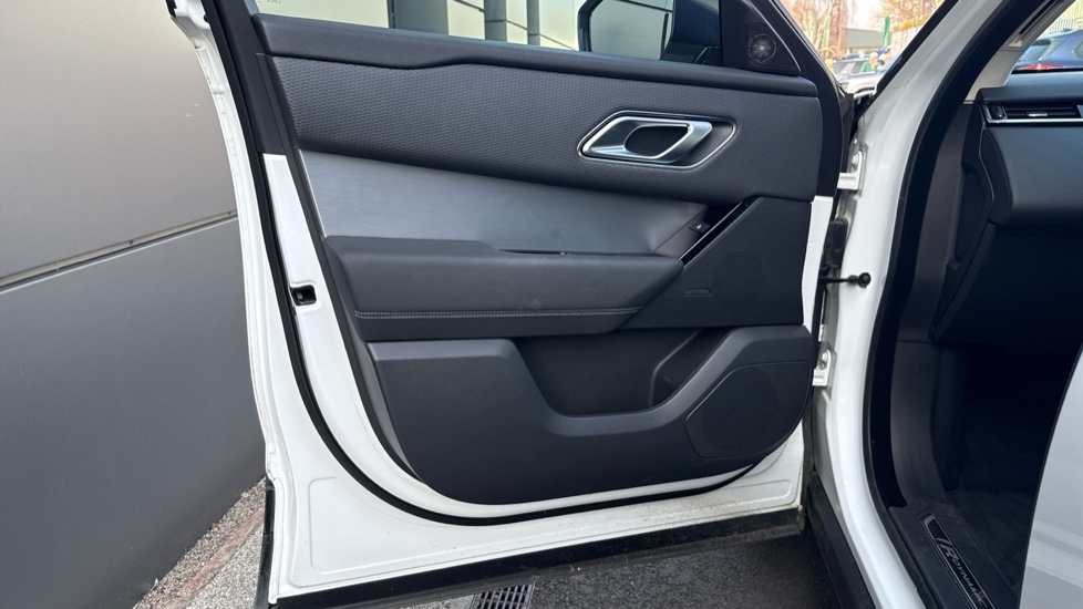 Land Rover Range Rover Velar 2.0 D200 R-Dynamic S 5dr Auto Diesel Estate - Image 39