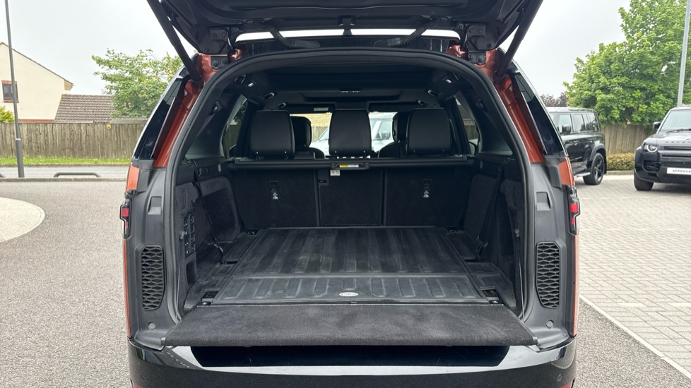 Land Rover Discovery 3.0 D300 R-Dynamic HSE 5dr Auto Diesel Station Wagon - Image 10