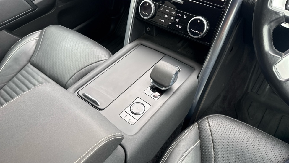 Land Rover Discovery 3.0 D300 R-Dynamic HSE 5dr Auto Diesel Station Wagon - Image 13