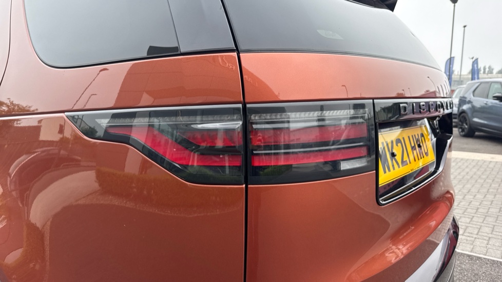 Land Rover Discovery 3.0 D300 R-Dynamic HSE 5dr Auto Diesel Station Wagon - Image 19
