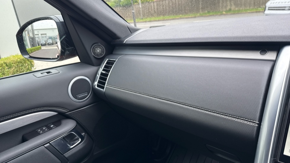 Land Rover Discovery 3.0 D300 R-Dynamic HSE 5dr Auto Diesel Station Wagon - Image 26