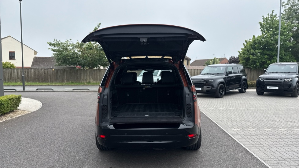 Land Rover Discovery 3.0 D300 R-Dynamic HSE 5dr Auto Diesel Station Wagon - Image 27
