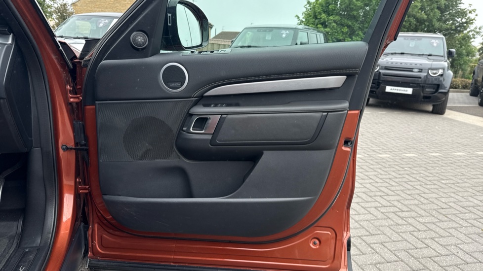 Land Rover Discovery 3.0 D300 R-Dynamic HSE 5dr Auto Diesel Station Wagon - Image 29