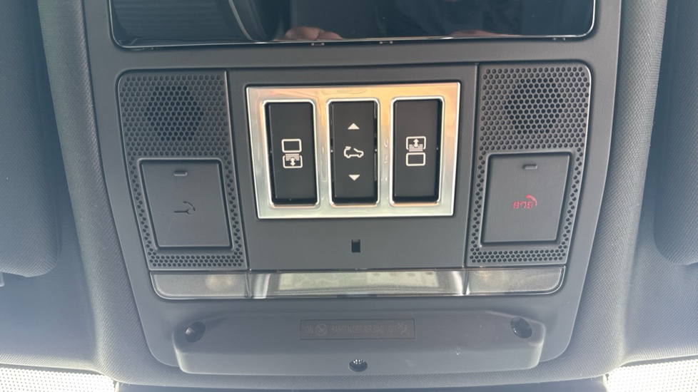 Land Rover Discovery 3.0 D300 R-Dynamic HSE 5dr Auto Diesel Station Wagon - Image 31