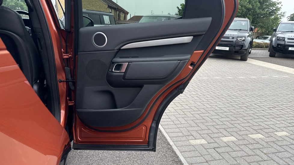 Land Rover Discovery 3.0 D300 R-Dynamic HSE 5dr Auto Diesel Station Wagon - Image 34