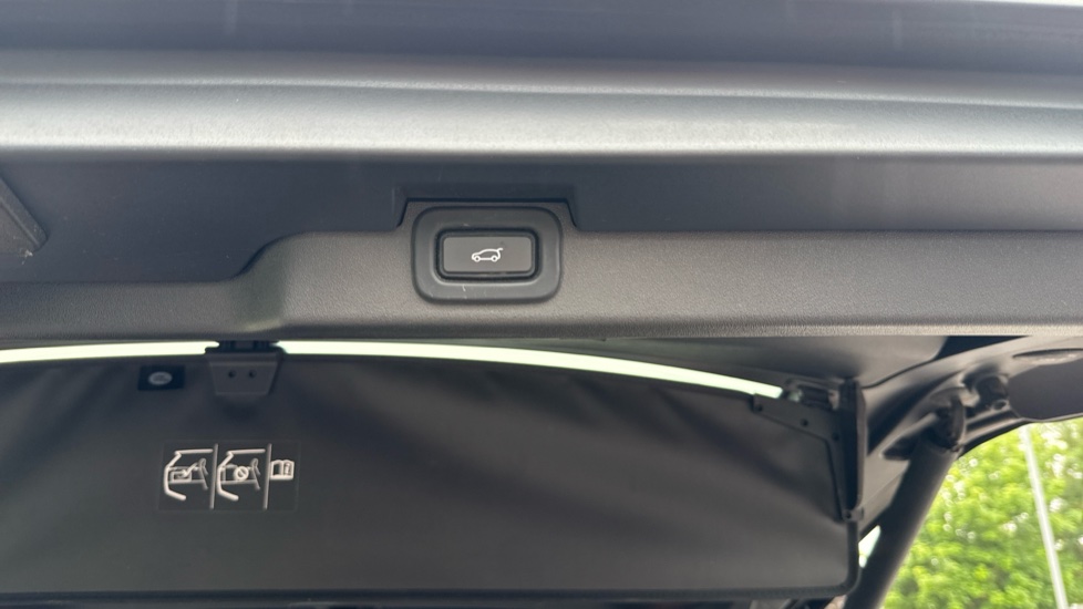 Land Rover Discovery 3.0 D300 R-Dynamic HSE 5dr Auto Diesel Station Wagon - Image 39