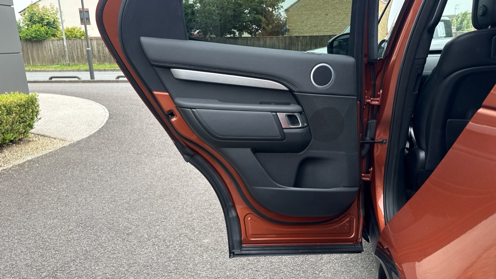 Land Rover Discovery 3.0 D300 R-Dynamic HSE 5dr Auto Diesel Station Wagon - Image 40