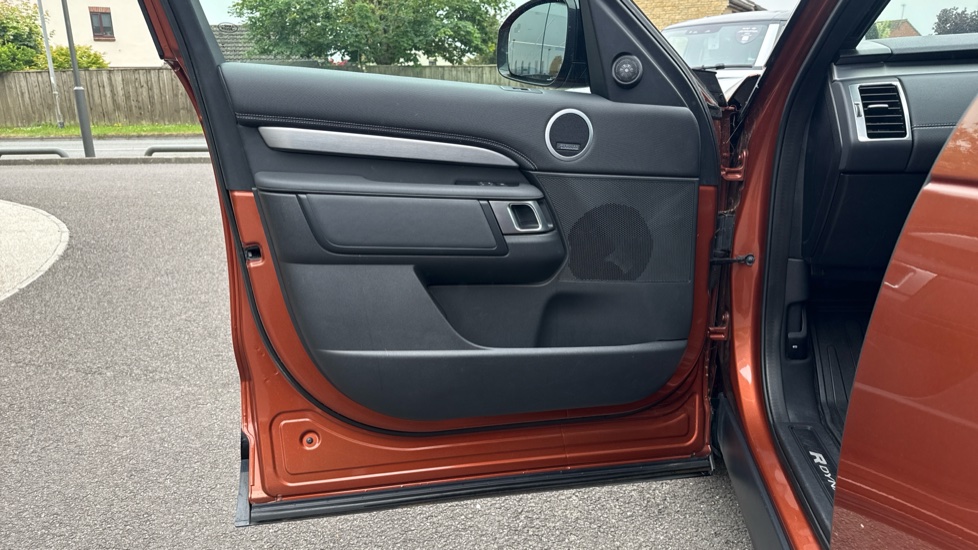 Land Rover Discovery 3.0 D300 R-Dynamic HSE 5dr Auto Diesel Station Wagon - Image 41