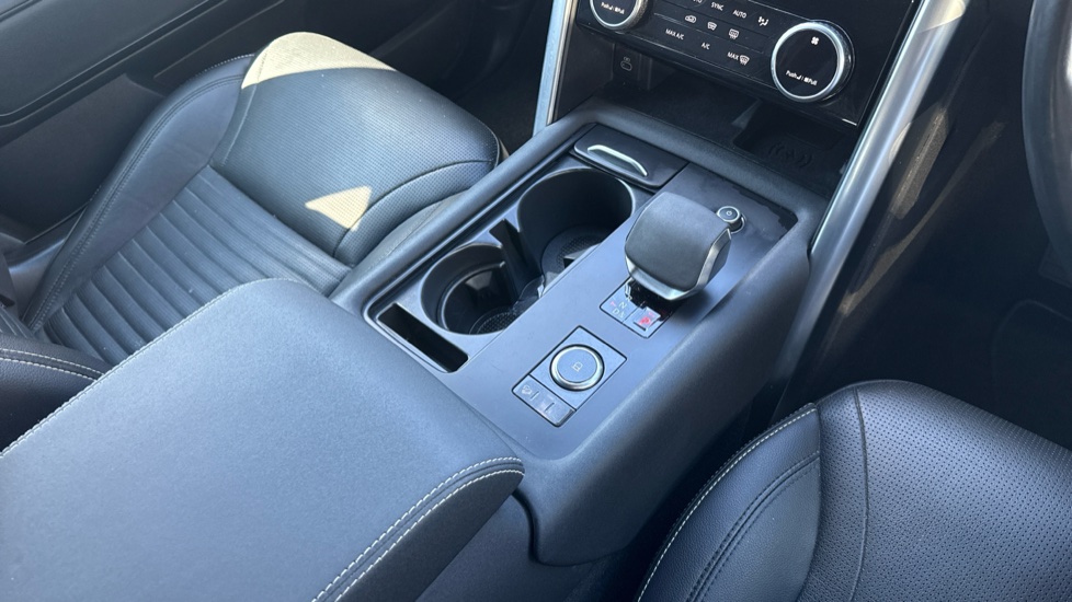 Land Rover Discovery 3.0 D250 R-Dynamic SE 5dr Auto Diesel Station Wagon - Image 13