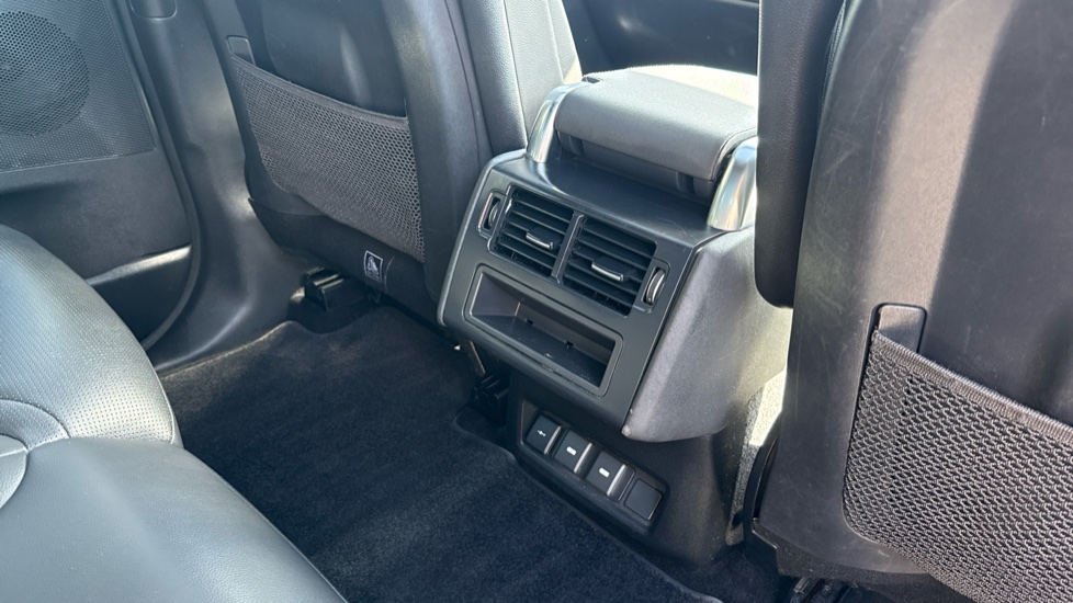 Land Rover Discovery 3.0 D250 R-Dynamic SE 5dr Auto Diesel Station Wagon - Image 18