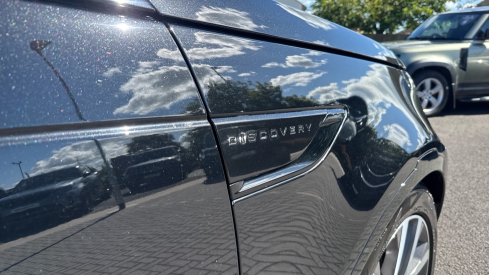 Land Rover Discovery 3.0 D250 R-Dynamic SE 5dr Auto Diesel Station Wagon - Image 24
