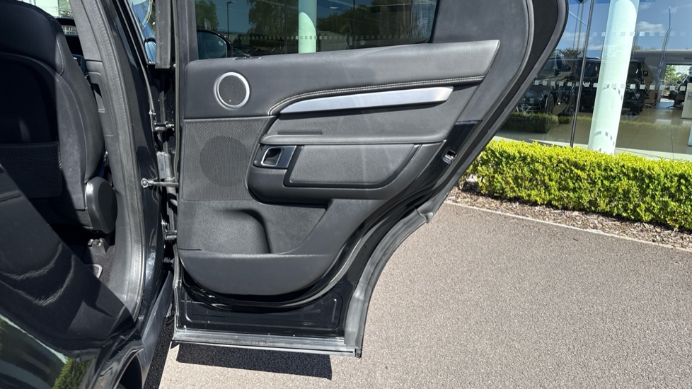Land Rover Discovery 3.0 D250 R-Dynamic SE 5dr Auto Diesel Station Wagon - Image 34