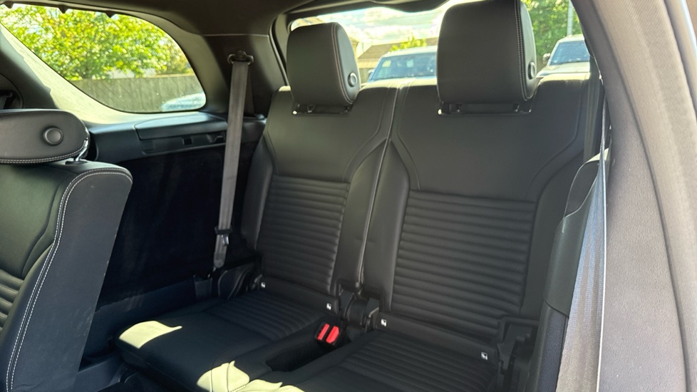 Land Rover Discovery 3.0 D250 R-Dynamic SE 5dr Auto Diesel Station Wagon - Image 36