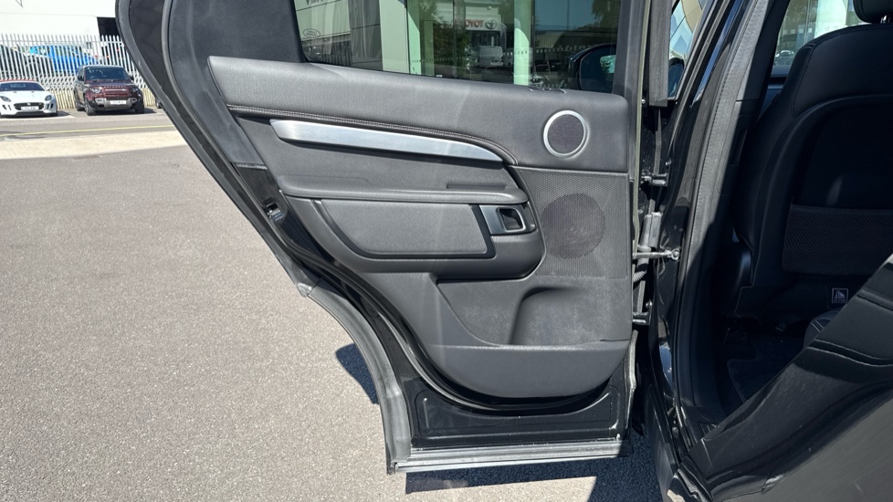 Land Rover Discovery 3.0 D250 R-Dynamic SE 5dr Auto Diesel Station Wagon - Image 37