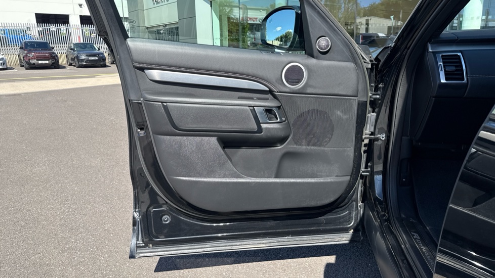 Land Rover Discovery 3.0 D250 R-Dynamic SE 5dr Auto Diesel Station Wagon - Image 38