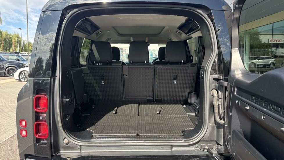 Land Rover Defender 3.0 D250 X-Dynamic SE 110 5dr Auto [7 Seat] Diesel Estate - Image 10