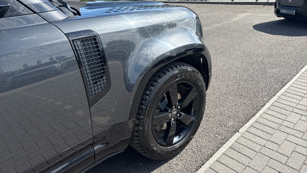 Land Rover Defender 3.0 D250 X-Dynamic SE 110 5dr Auto [7 Seat] Diesel Estate - Image 22