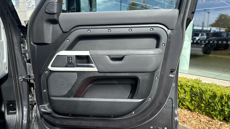 Land Rover Defender 3.0 D250 X-Dynamic SE 110 5dr Auto [7 Seat] Diesel Estate - Image 29