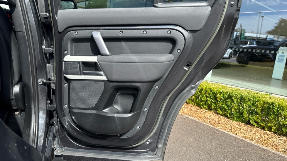 Land Rover Defender 3.0 D250 X-Dynamic SE 110 5dr Auto [7 Seat] Diesel Estate - Image 33