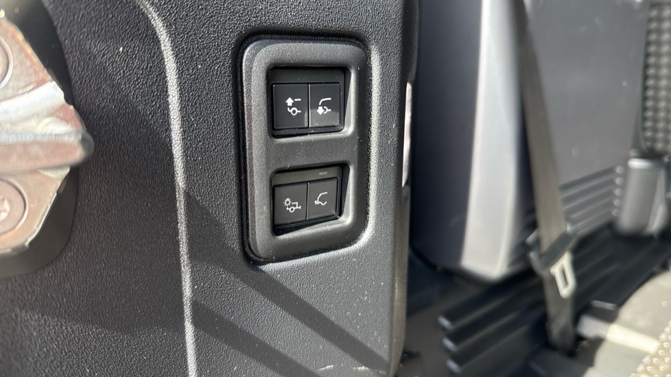 Land Rover Defender 3.0 D250 X-Dynamic SE 110 5dr Auto [7 Seat] Diesel Estate - Image 34