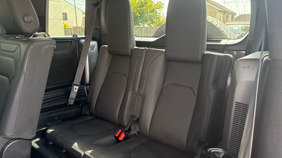 Land Rover Defender 3.0 D250 X-Dynamic SE 110 5dr Auto [7 Seat] Diesel Estate - Image 36