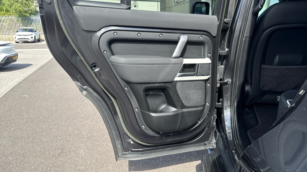 Land Rover Defender 3.0 D250 X-Dynamic SE 110 5dr Auto [7 Seat] Diesel Estate - Image 37