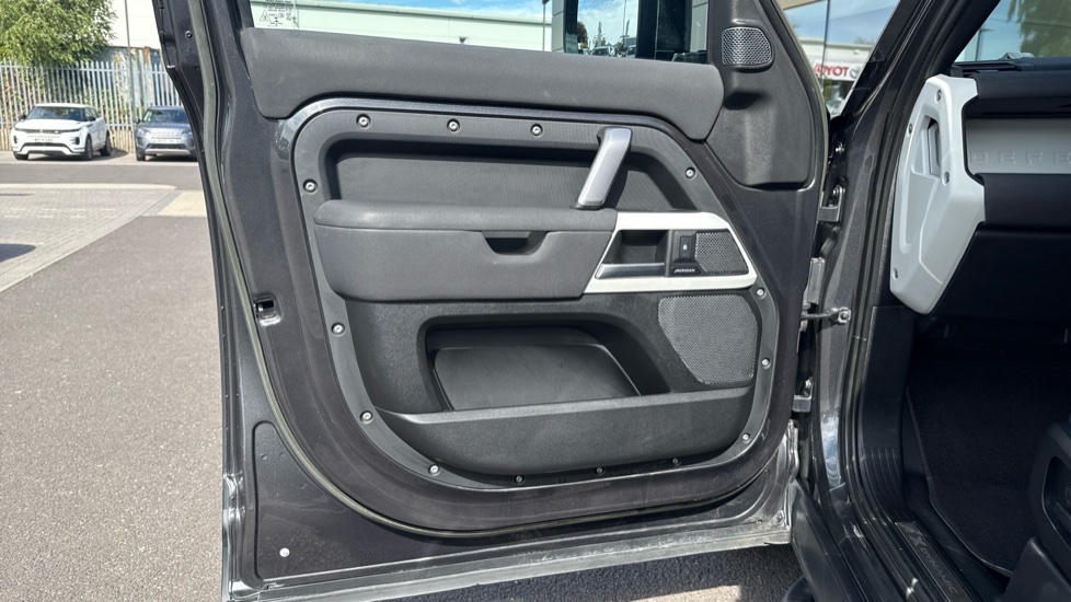 Land Rover Defender 3.0 D250 X-Dynamic SE 110 5dr Auto [7 Seat] Diesel Estate - Image 38