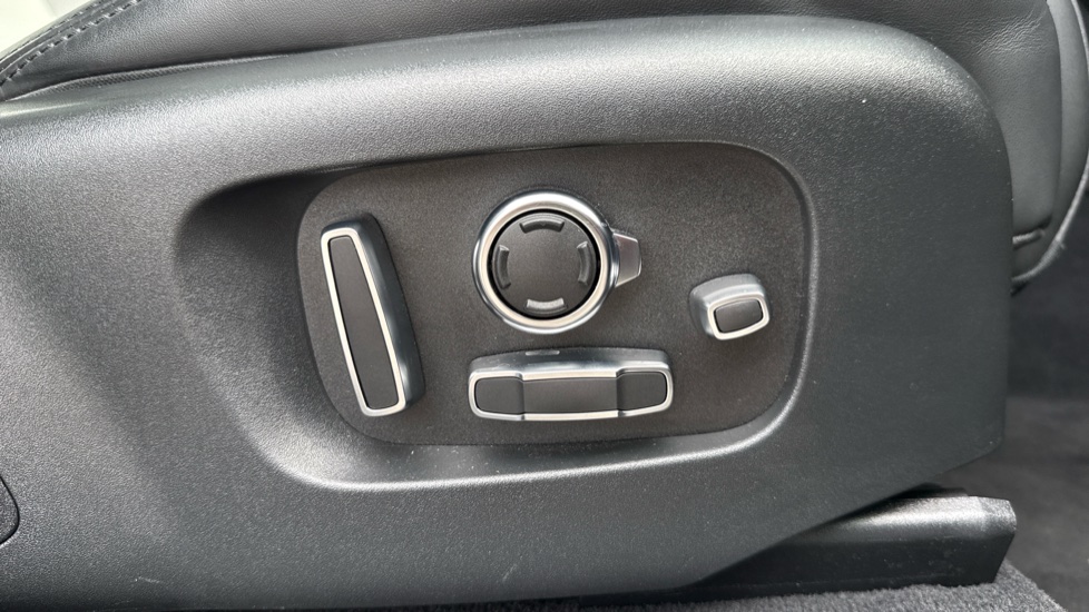 Land Rover Range Rover Velar 2.0 P250 Dynamic HSE 5dr Auto Petrol Estate - Image 30