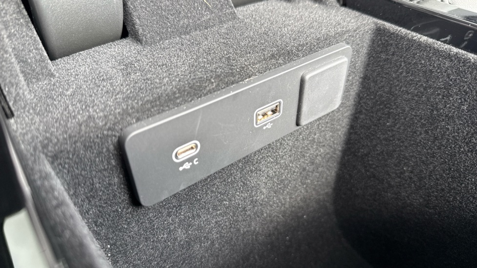 Land Rover Range Rover Velar 2.0 P250 Dynamic HSE 5dr Auto Petrol Estate - Image 32