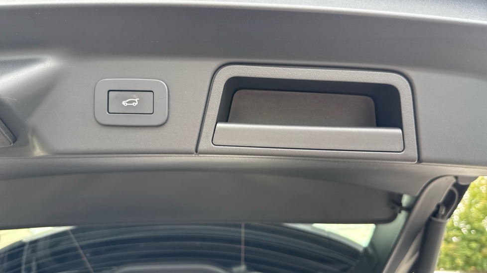 Land Rover Range Rover Velar 2.0 P250 Dynamic HSE 5dr Auto Petrol Estate - Image 37