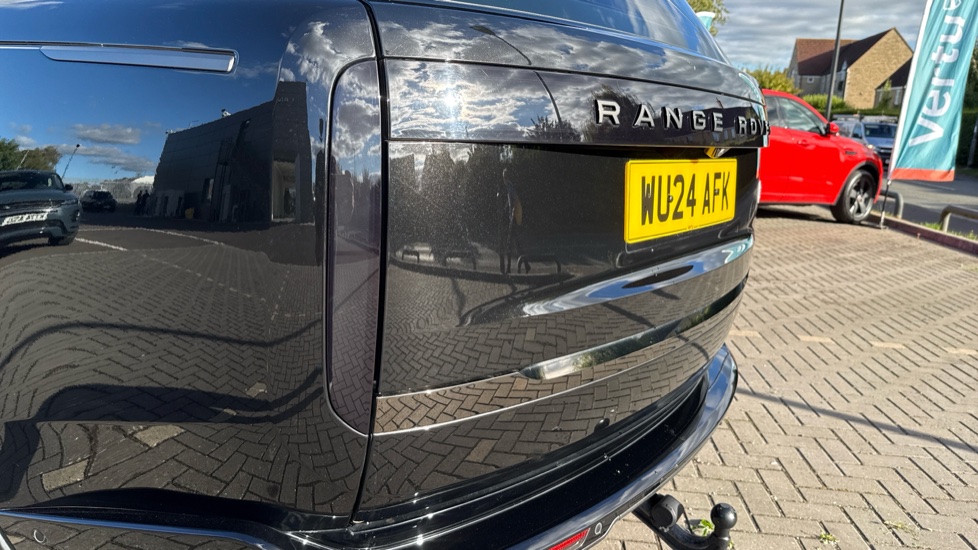 Land Rover Range Rover 4.4 P615 V8 SV 4dr Auto Petrol Estate - Image 19