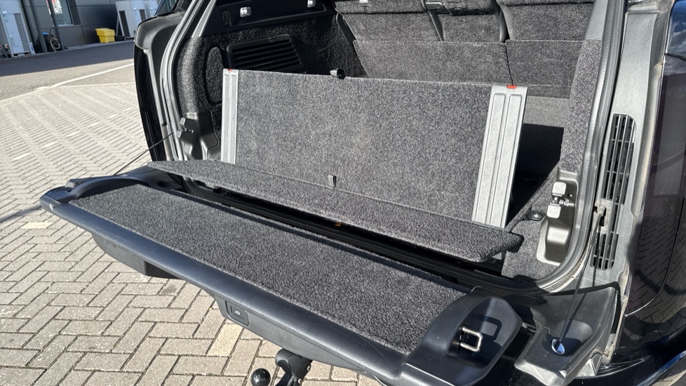 Land Rover Range Rover 4.4 P615 V8 SV 4dr Auto Petrol Estate - Image 45