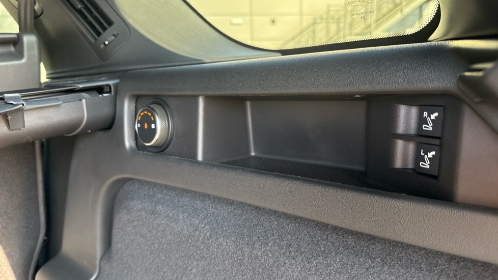 Land Rover Discovery Sport 2.0 D200 Dynamic SE 5dr Auto [5 Seat] Diesel Station Wagon - Image 28