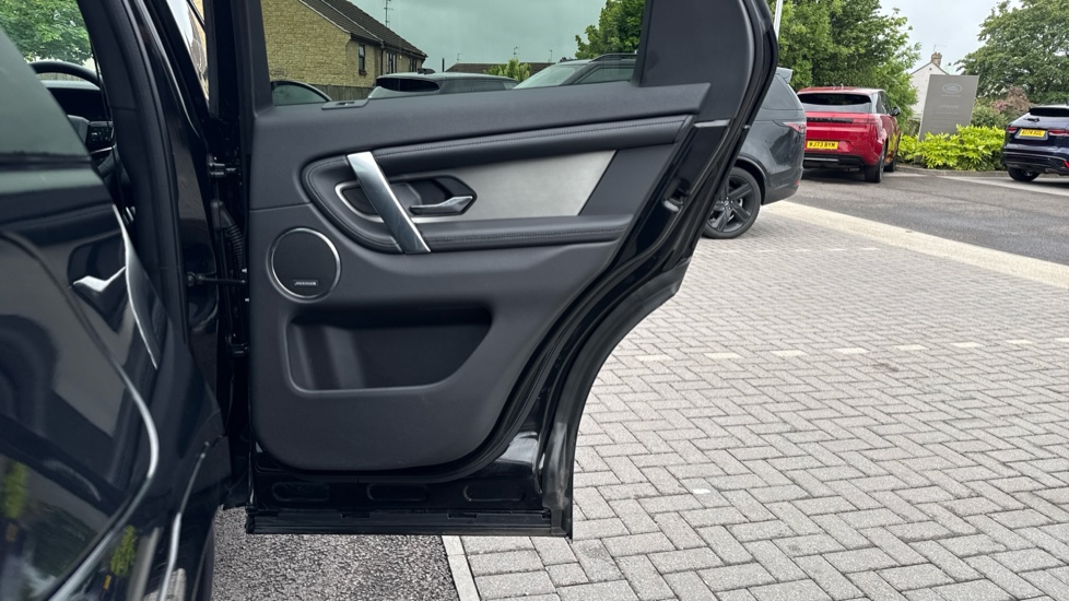 Land Rover Discovery Sport 2.0 D200 Dynamic SE 5dr Auto [5 Seat] Diesel Station Wagon - Image 33
