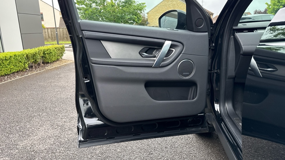 Land Rover Discovery Sport 2.0 D200 Dynamic SE 5dr Auto [5 Seat] Diesel Station Wagon - Image 37