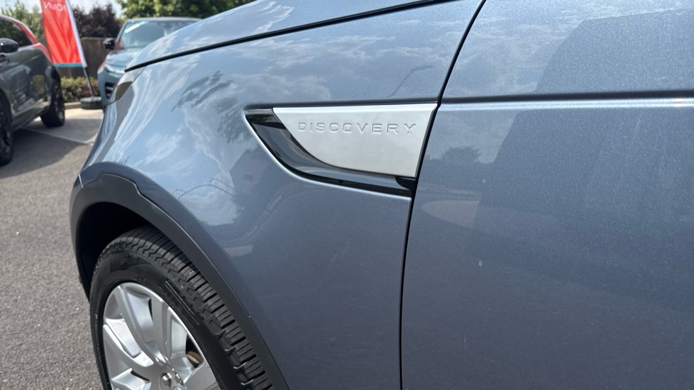 Land Rover Discovery 3.0 SD6 HSE Luxury 5dr Auto Diesel Station Wagon - Image 18