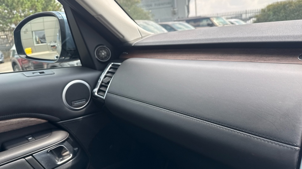 Land Rover Discovery 3.0 SD6 HSE Luxury 5dr Auto Diesel Station Wagon - Image 24