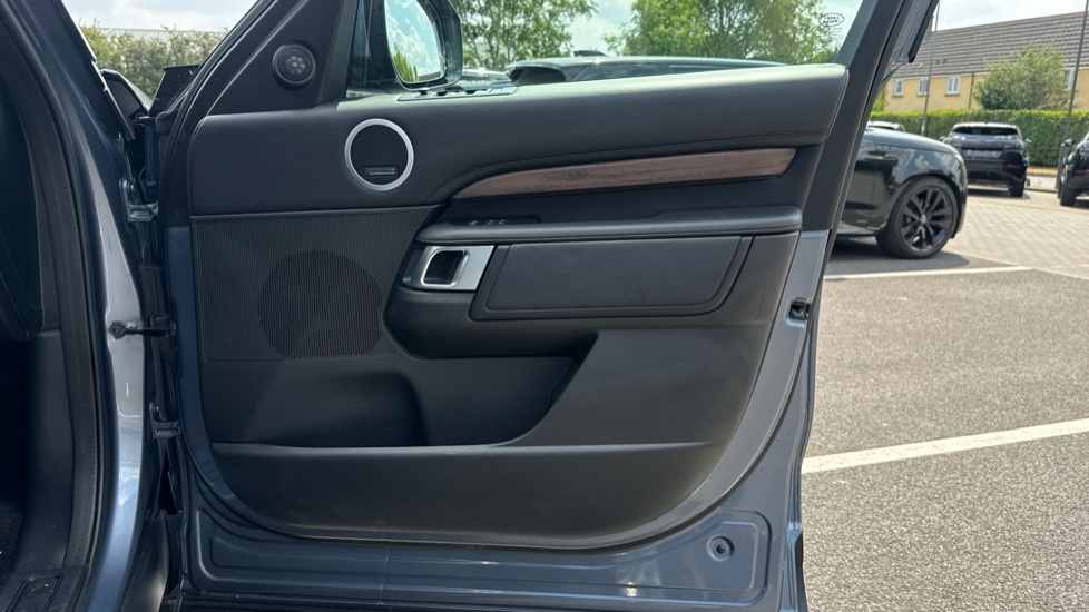 Land Rover Discovery 3.0 SD6 HSE Luxury 5dr Auto Diesel Station Wagon - Image 26