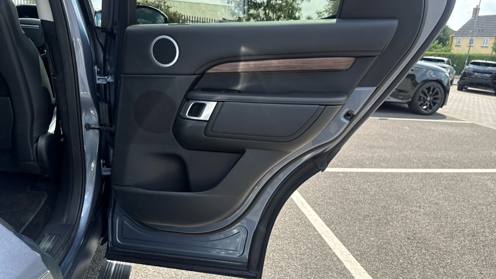 Land Rover Discovery 3.0 SD6 HSE Luxury 5dr Auto Diesel Station Wagon - Image 31