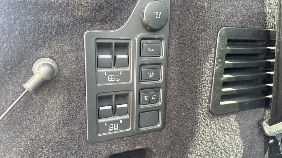 Land Rover Discovery 3.0 SD6 HSE Luxury 5dr Auto Diesel Station Wagon - Image 35