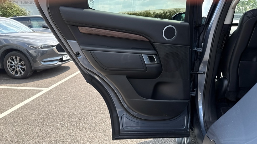 Land Rover Discovery 3.0 SD6 HSE Luxury 5dr Auto Diesel Station Wagon - Image 37
