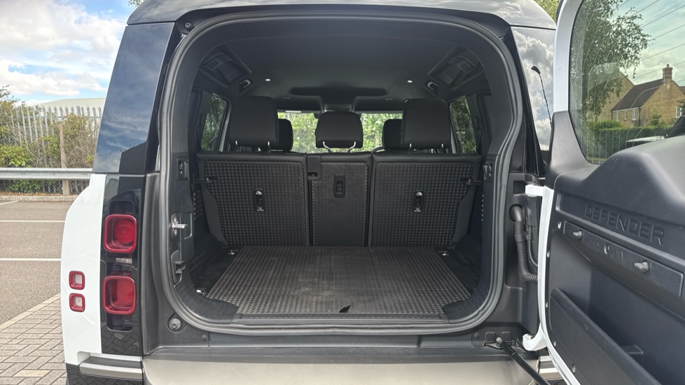 Land Rover Defender 3.0 D250 X-Dynamic S 110 5dr Auto Diesel Estate - Image 10