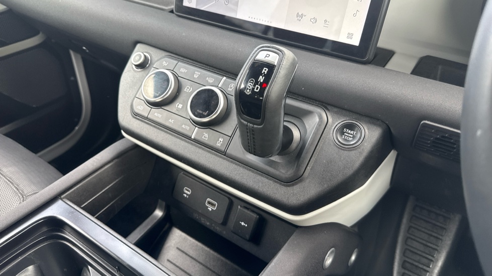 Land Rover Defender 3.0 D250 X-Dynamic S 110 5dr Auto Diesel Estate - Image 13