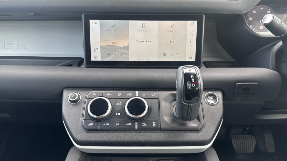 Land Rover Defender 3.0 D250 X-Dynamic S 110 5dr Auto Diesel Estate - Image 14