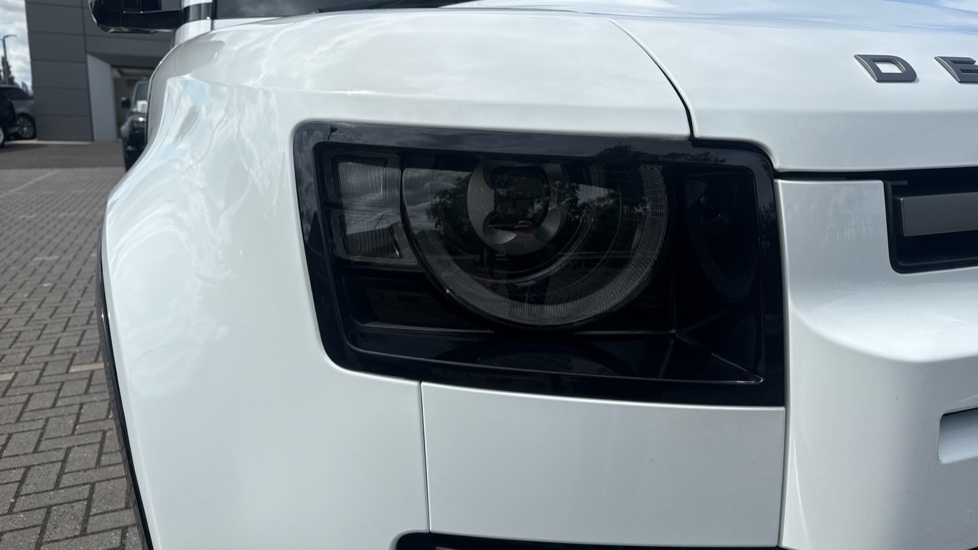 Land Rover Defender 3.0 D250 X-Dynamic S 110 5dr Auto Diesel Estate - Image 17