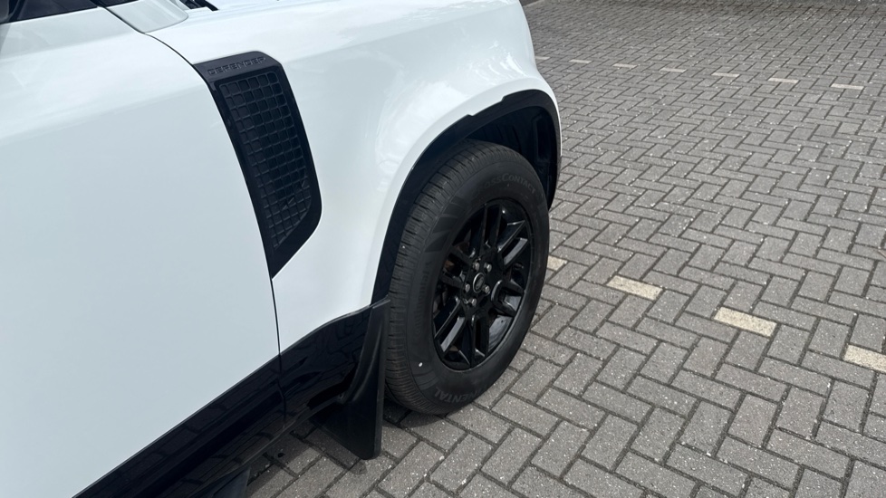 Land Rover Defender 3.0 D250 X-Dynamic S 110 5dr Auto Diesel Estate - Image 22