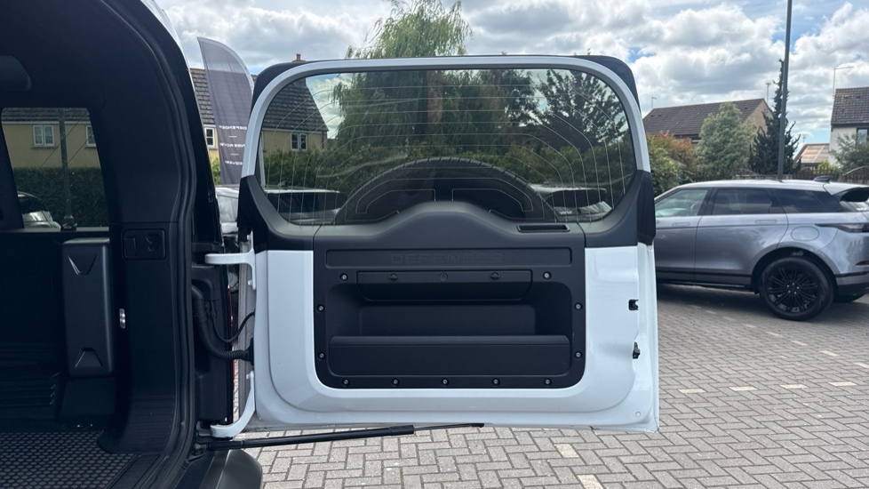 Land Rover Defender 3.0 D250 X-Dynamic S 110 5dr Auto Diesel Estate - Image 27