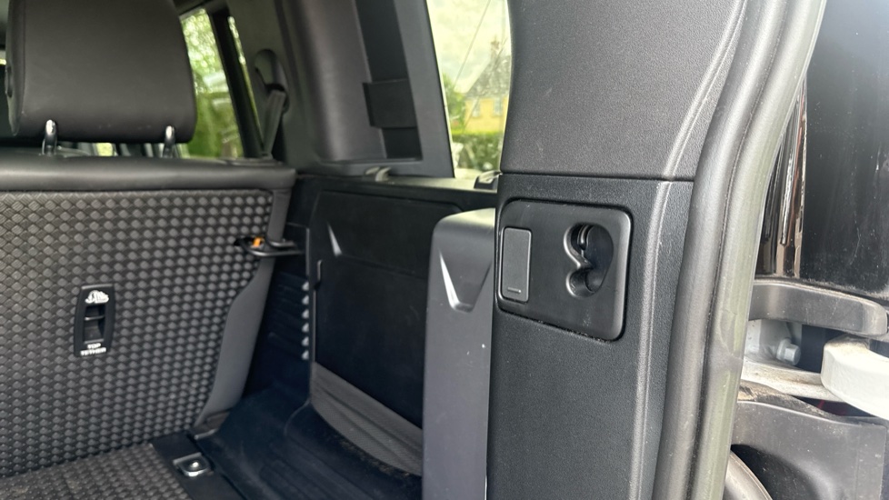Land Rover Defender 3.0 D250 X-Dynamic S 110 5dr Auto Diesel Estate - Image 28
